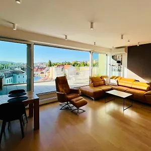 https://brno-city-center-apartment-with-parking-and-a-big-terrace.brnohotels.org