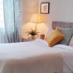  Apartment Butterfly - Entire Within 5km Of Ireland
